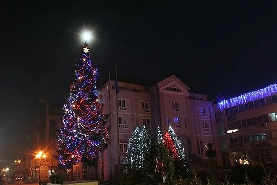 Кмет пали 10 000 лампички върху елха