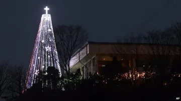 Сеул вдига елха на границата