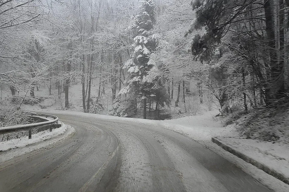 Сняг захлупи легендарно място у нас