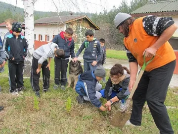 Млади еколози и Николай Мартинов-Сървайвъра поставиха началото  на „Гората на „Славейков”