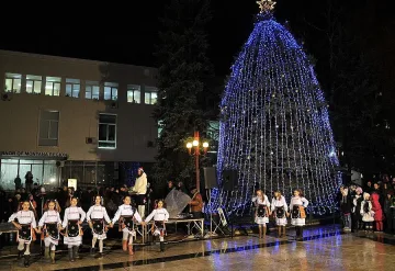 Запалиха светлините на коледната елха в Монтана