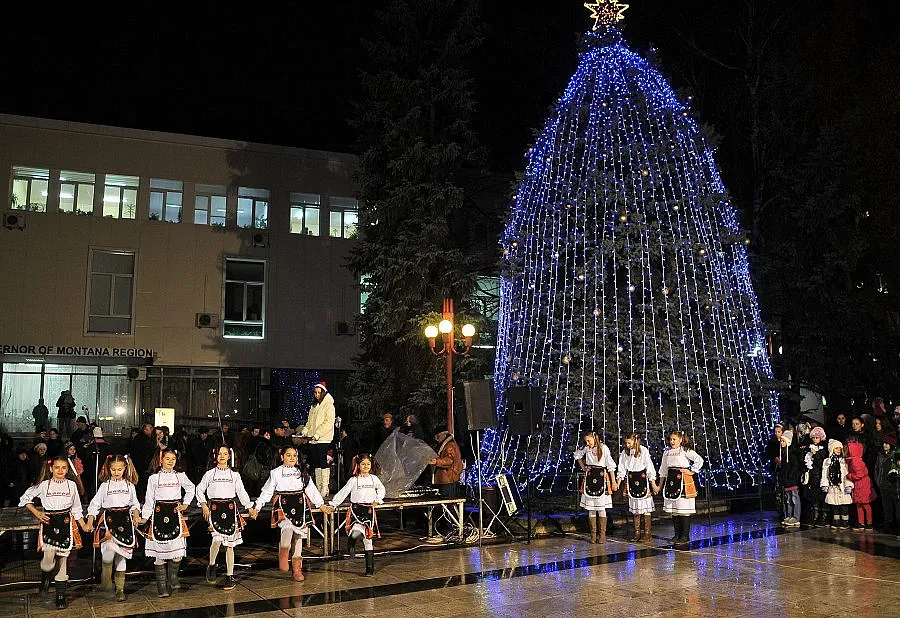 Запалиха светлините на коледната елха в Монтана