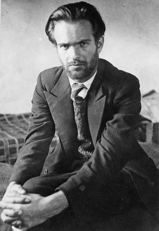 Елхата в Банско грейва в Деня на Вапцаров