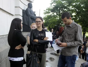 Половината висшисти с дипломи за украса (ОБЗОР)
