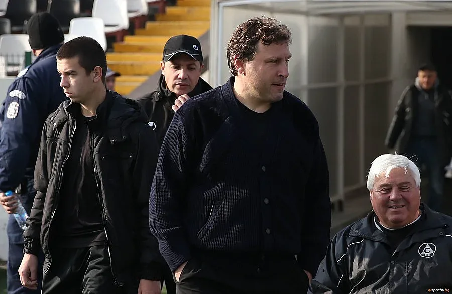Шефове на "Ботев" се карат за Вуцов