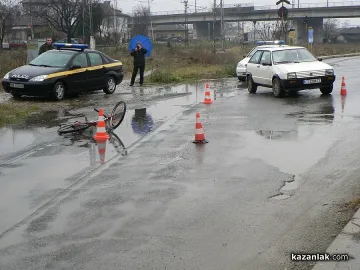 Кола блъсна велосипедистка на улицата в Казанлък