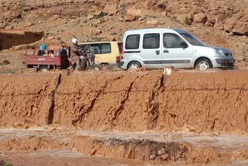 Потоп в Мароко откъсна 250 селища от света