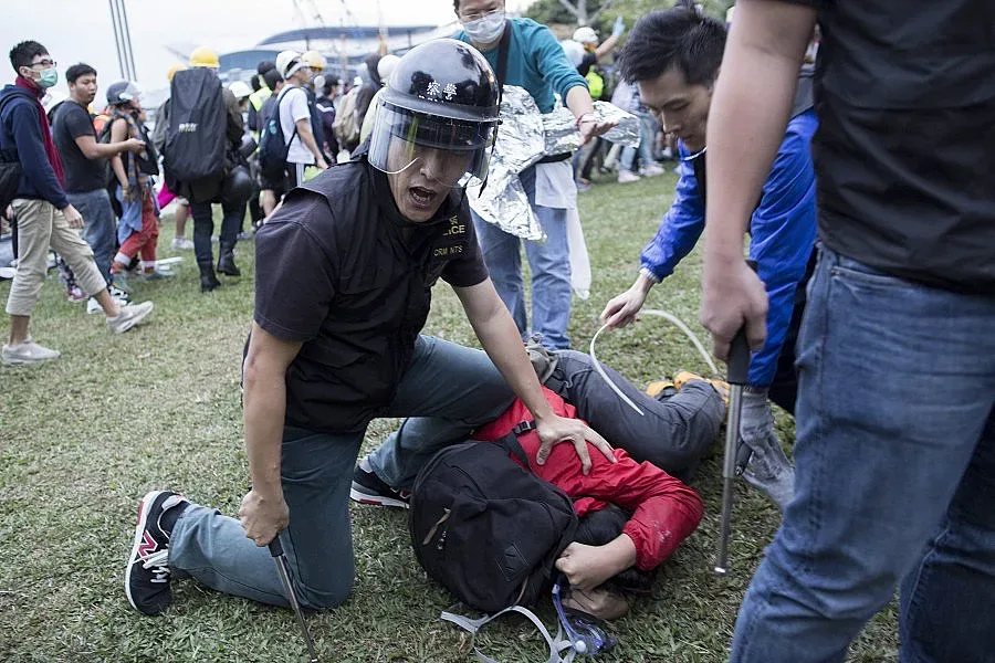 Десетки протестиращи в ареста след сблъсъци в Хонконг
