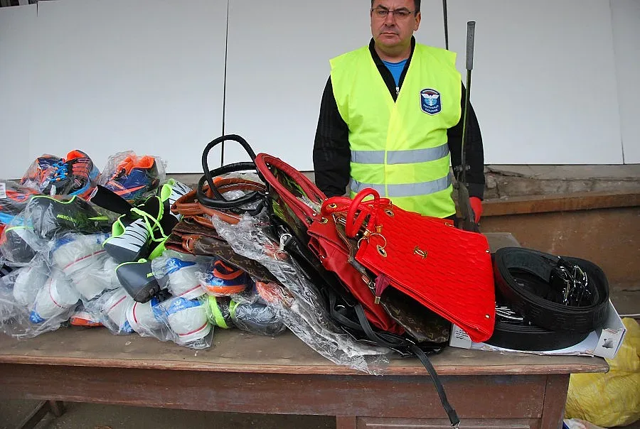 Митничари търсят ментета в нета