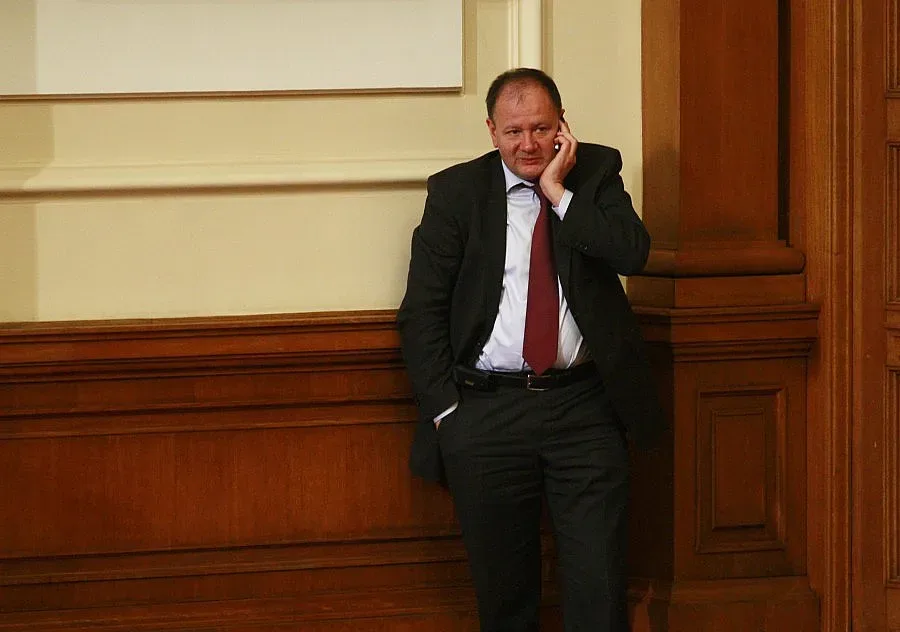Миков: Заради суетата на някои политици загърбваме обществените проблеми