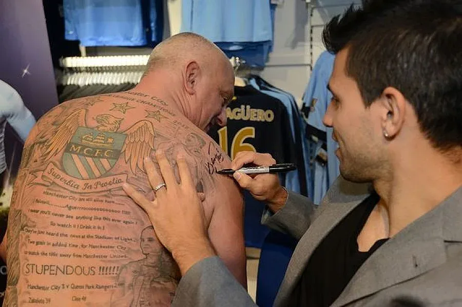 Фен си татуира автограф на Агуеро