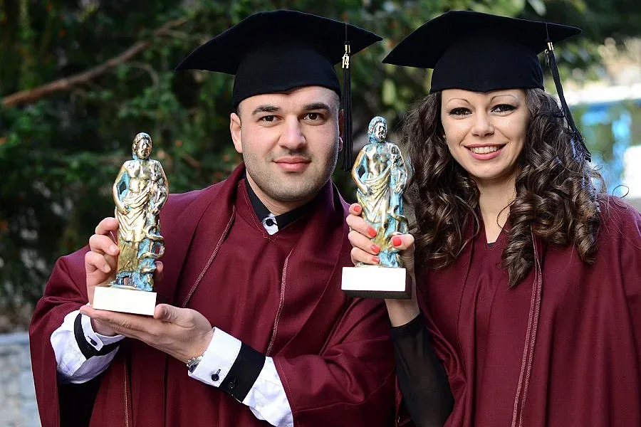 Двама дипломанти със „Златен Хипократ”