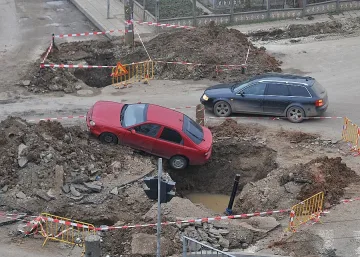Кола надвисна над дупка от водния цикъл в Монтана