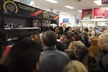 Хаос и ранени заради "Черния петък" на Острова