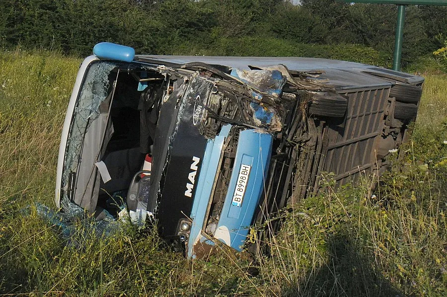 Автобус се преобърна в канавка