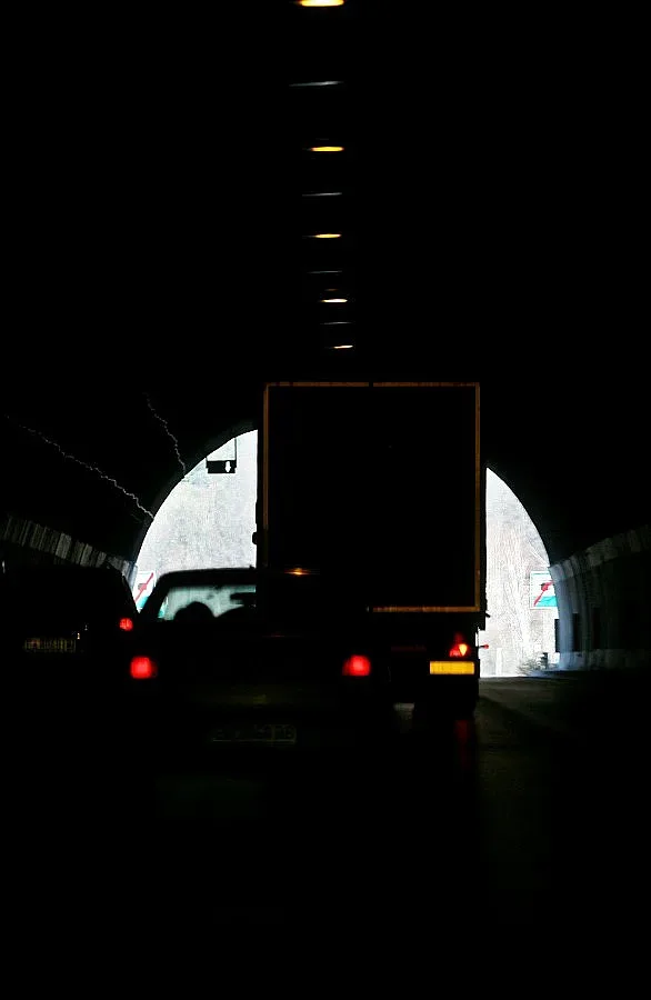 Аварирал ТИР предизвика километрична опашка на "Хемус"