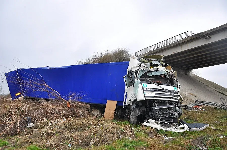 Камион падна от надлез във Видин