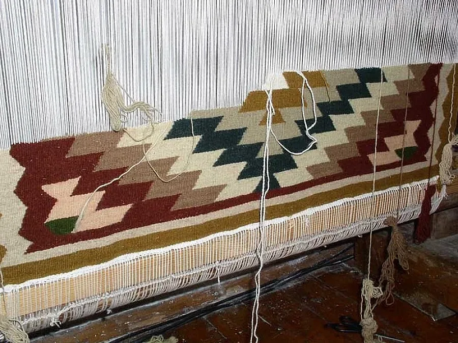 В Чипровци рисуват с конци