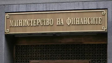 Свиват парите за чиновници и здраве