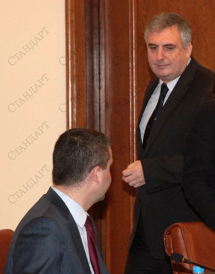 Калфин оглавява Тристранката и влиза в надзора на НОИ