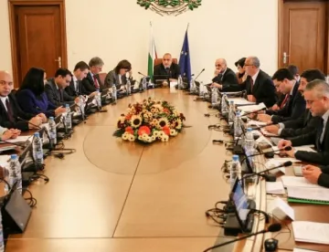 Правителството смени 24 областни управители