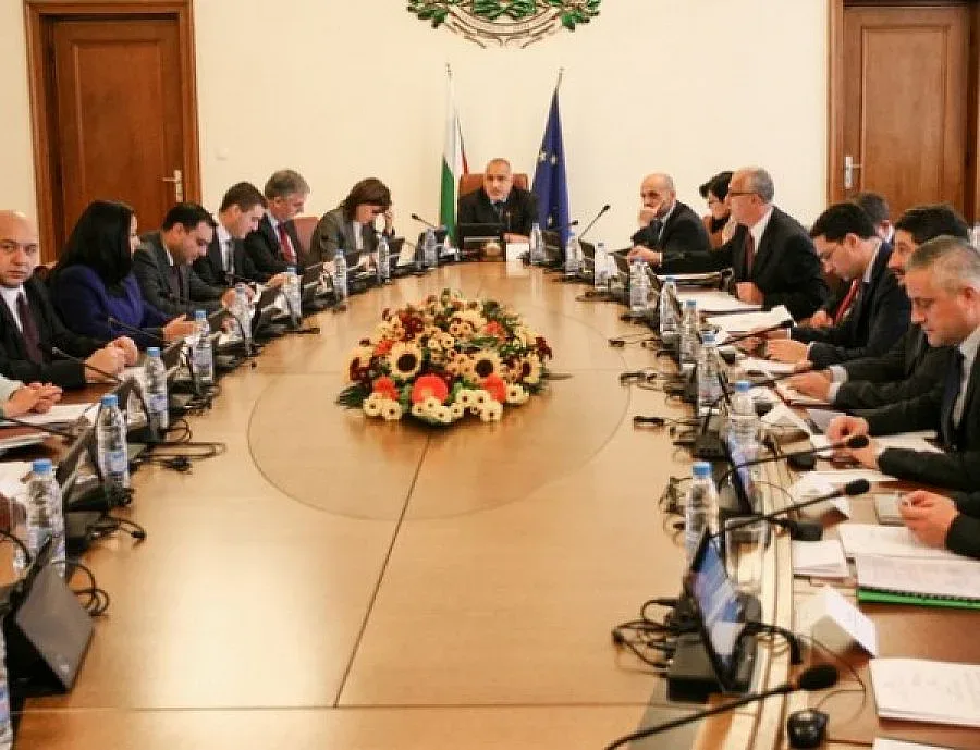 Правителството смени 24 областни управители