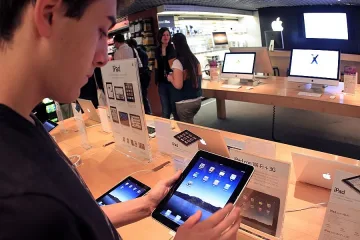 Пазарната стойност на Apple надмина $700 млрд.