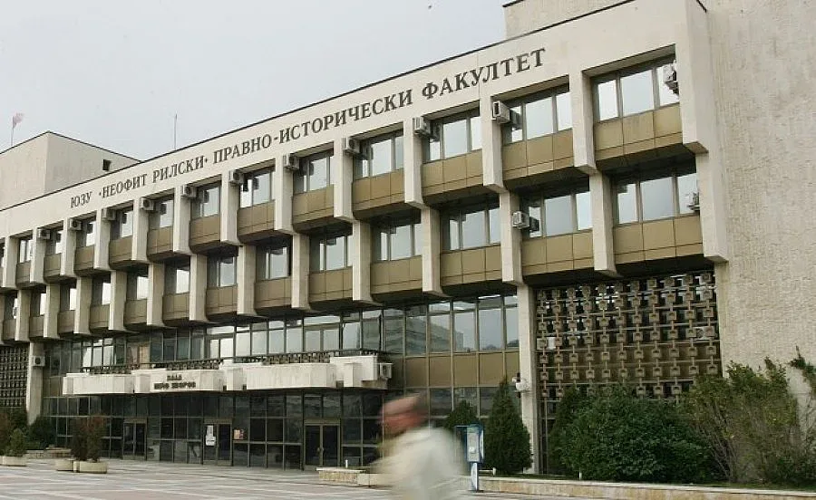 Студенти събират пари за болна учителка с караоке вечер