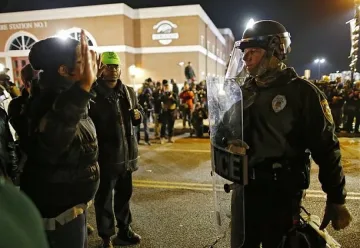 Властите във Фъргюсън  мобилизираха военни срещу безредиците