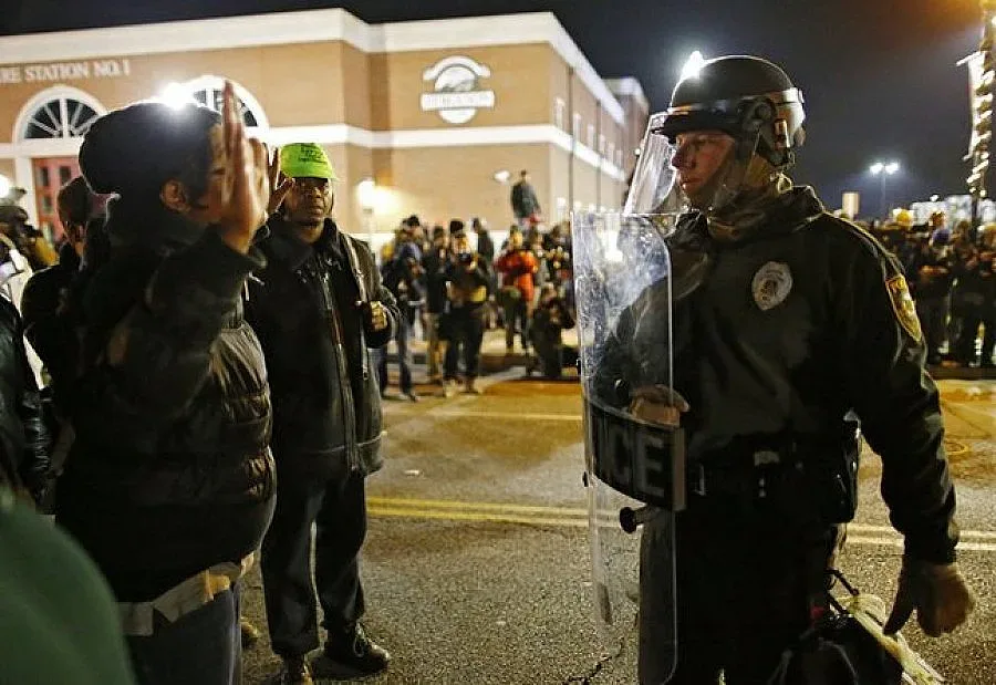 Властите във Фъргюсън  мобилизираха военни срещу безредиците