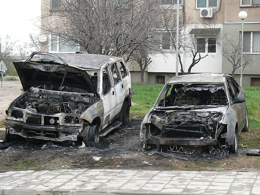Подпалиха автомобили на общински съветник