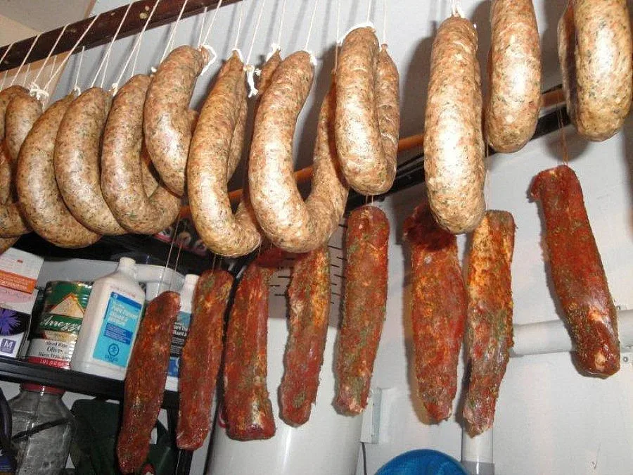 Крадци задигнаха домашни наденици и часовници