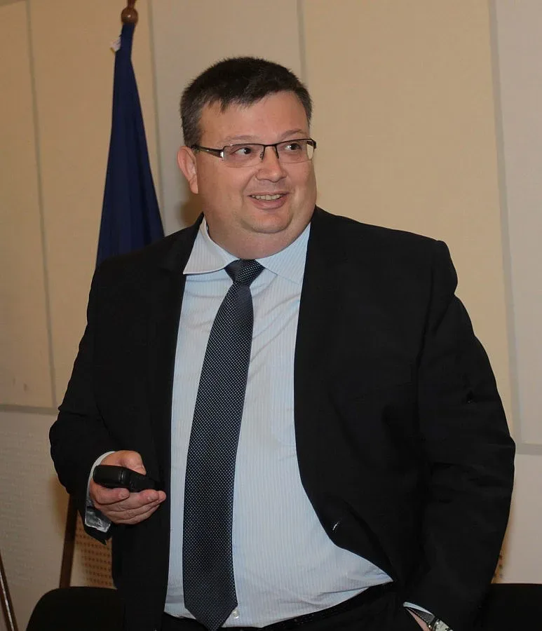 Цацаров призна за политически натиск