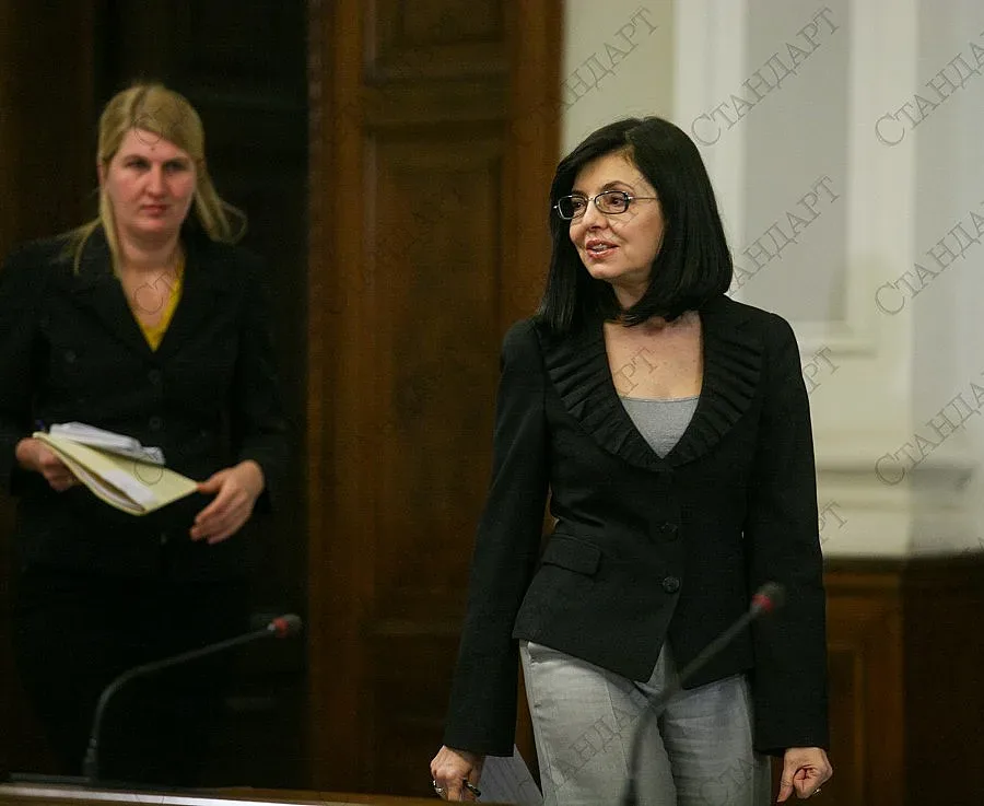 Кунева иска областен в София