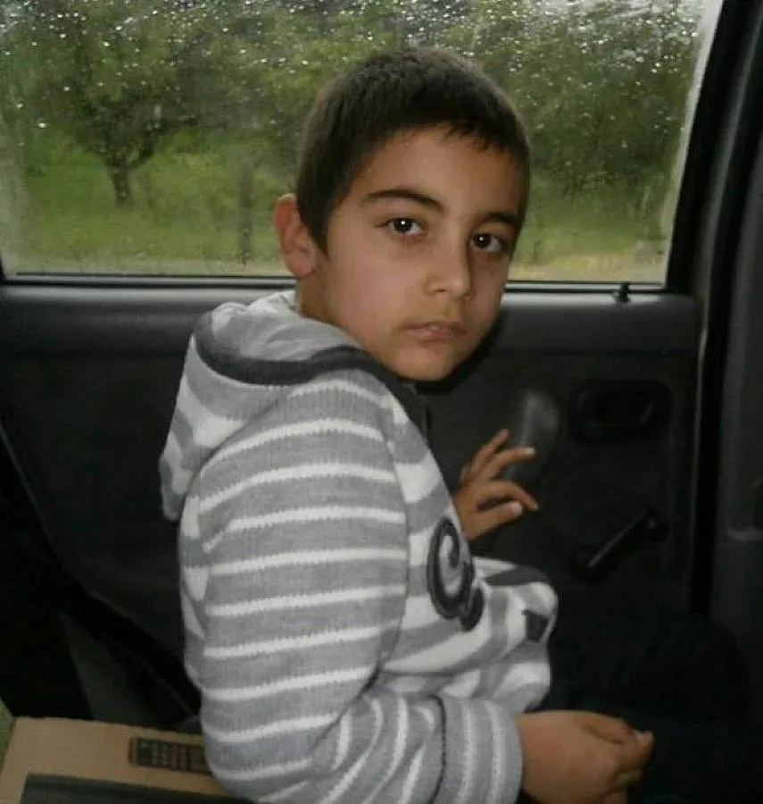 Яки плахо прегръща света 