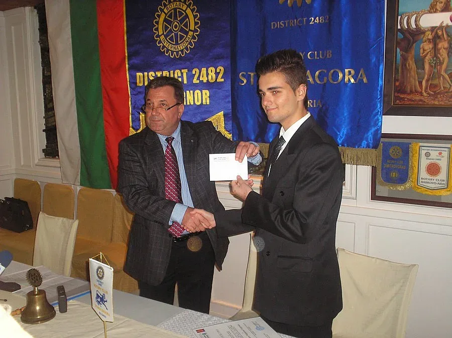 Ротарианци направиха коледен подарък на талант