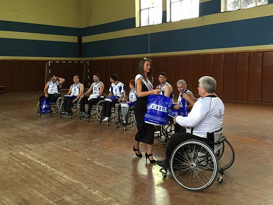 Миска зарадва баскетболисти в колички