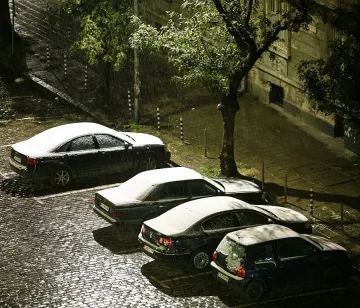 Облаци и на места слаб сняг