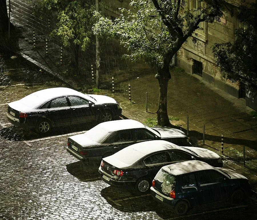 Облаци и на места слаб сняг