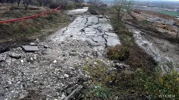 Свлачище „захапа" пътя към 1700 жители на две села