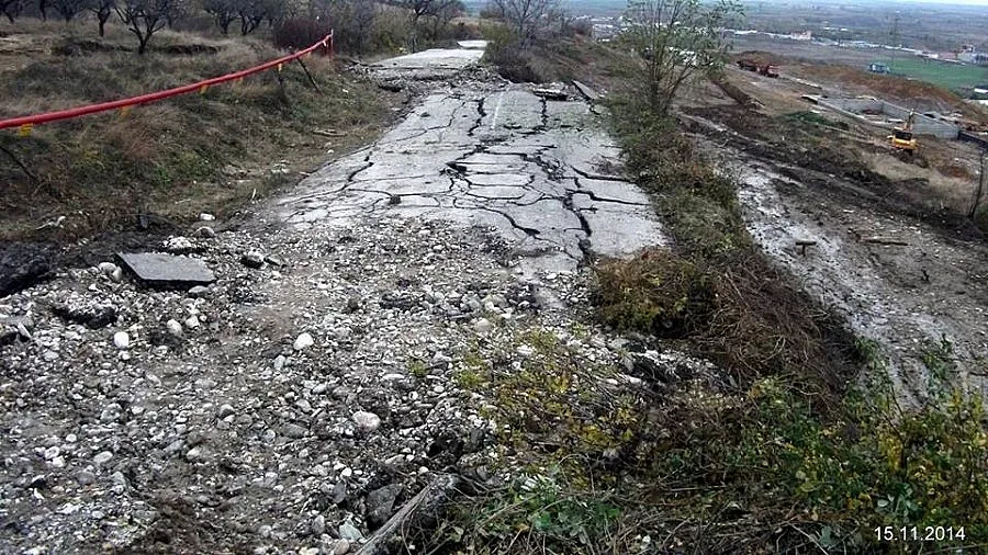 Свлачище „захапа" пътя към 1700 жители на две села