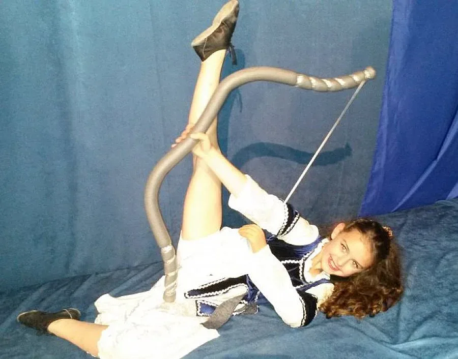 Момиче с протеза танцува като принцеса