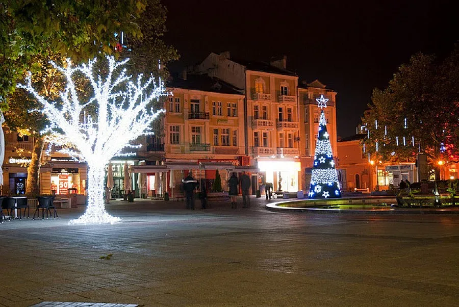 Четириметров Дядо Коледа до Римския стадион в Пловдив