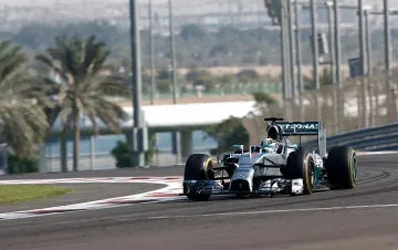 Хамилтън опипа бременна за късмет