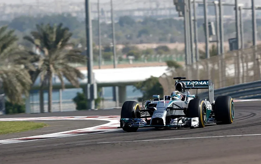 Хамилтън опипа бременна за късмет