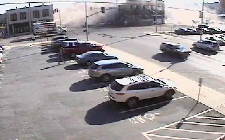 ВИДЕО: Кола се разби в сграда и я събори