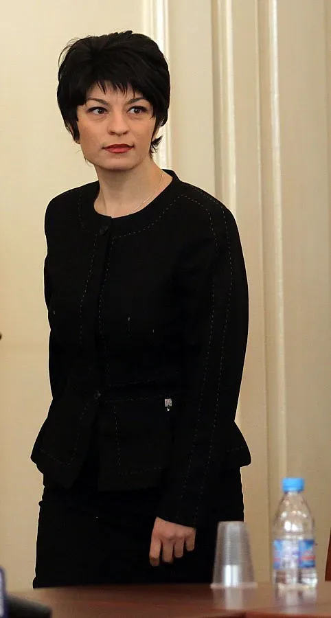 Атанасова: Мнозинството ще подкрепи здравната реформа