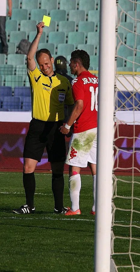 Шефът на съдиите си заложи главата