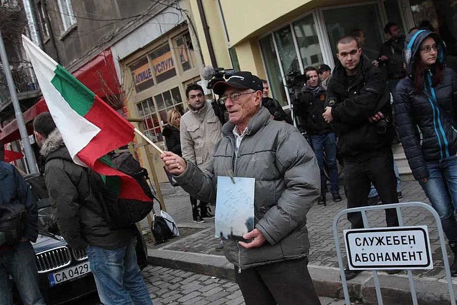 80-годишен дядо хвана влака да защити Любо