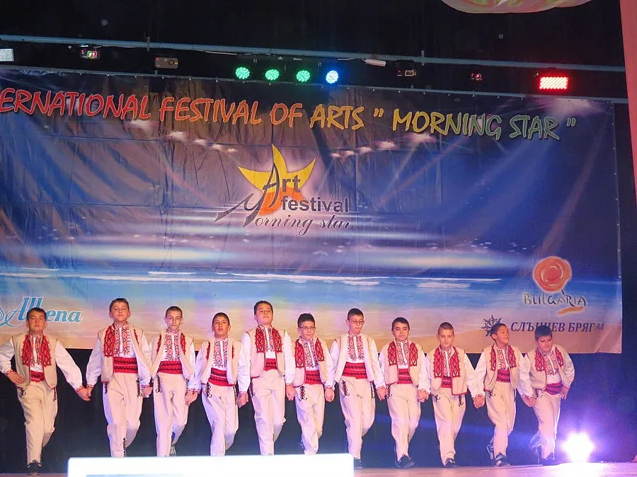 Деца и младежи разтърсиха Банско с танци